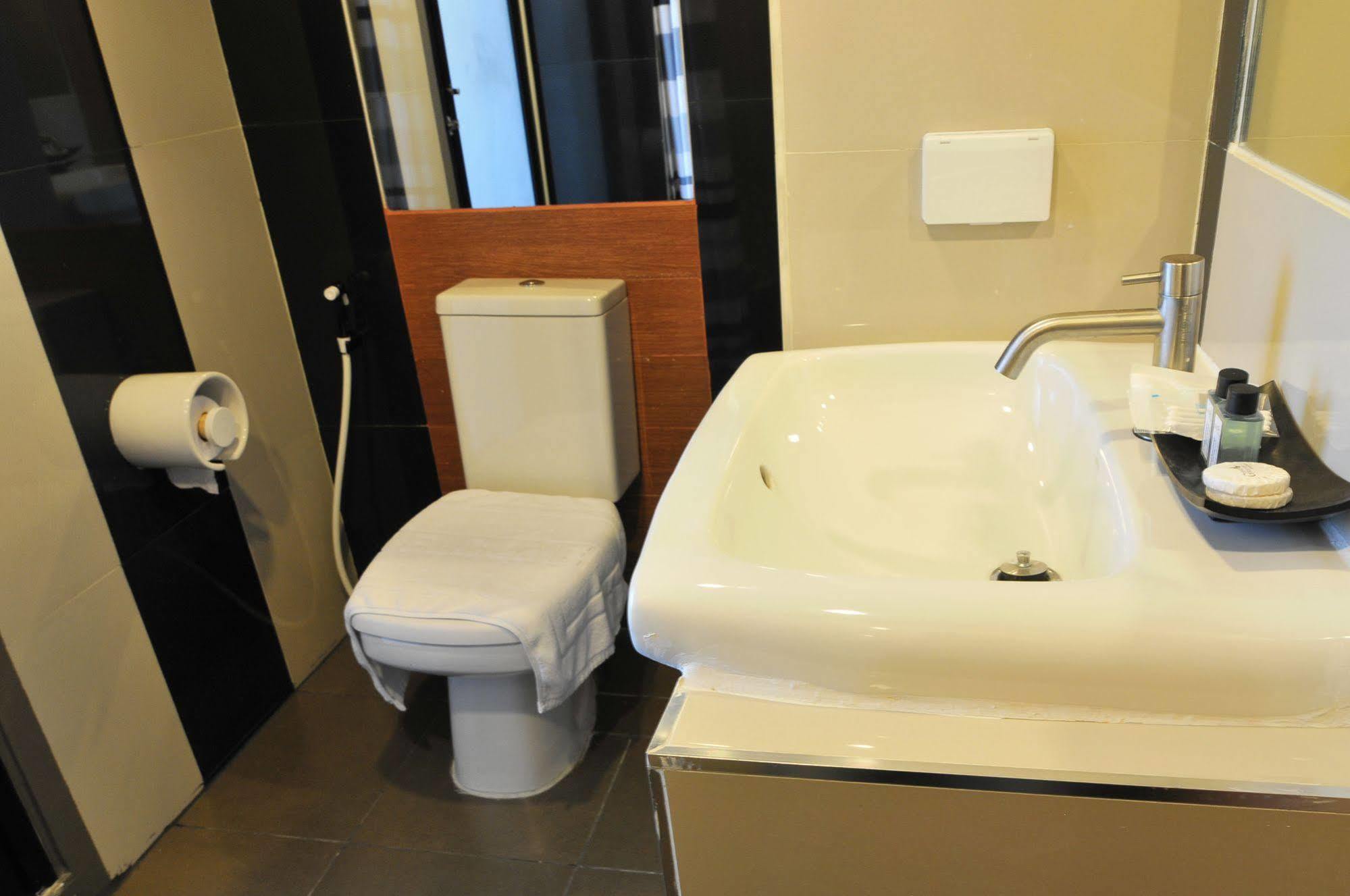 Grand Marina Residence Hotel Ban Laem Chabang Exterior photo